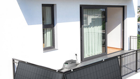 SolarFlow 800 Plus sur la terrasse d'un appartement, deux panneaux en garde-corps